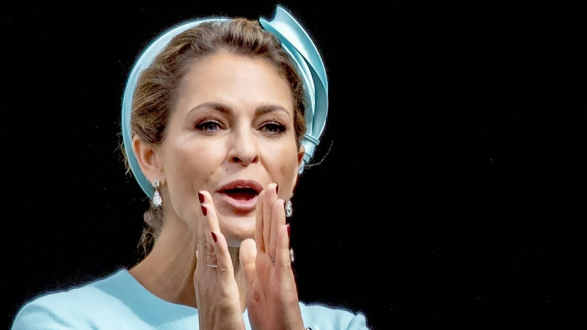 Prinzessin Madeleine gestikuliert.