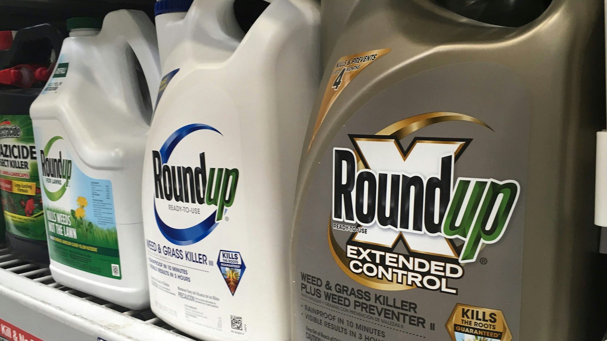 USA, San Francisco: Kanister mit Roundup stehen in einem Ladenregal in San Francisco. Die US-Umweltbehörde EPA ist von einem Berufungsgericht angewiesen worden, die Gesundheitsrisiken von Glyphosat erneut zu überprüfen.