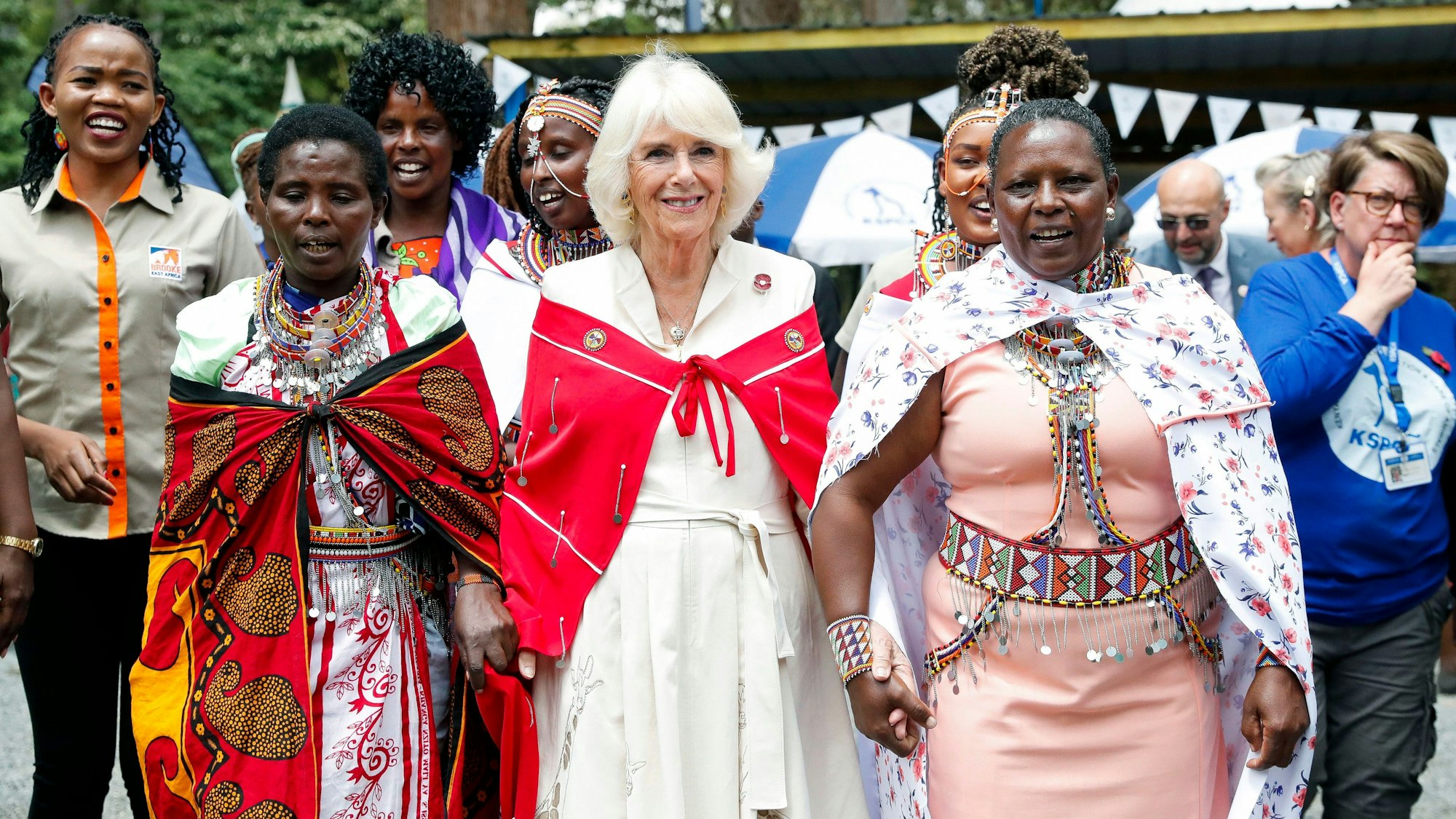 Königin Camilla mit Frauen der Massai