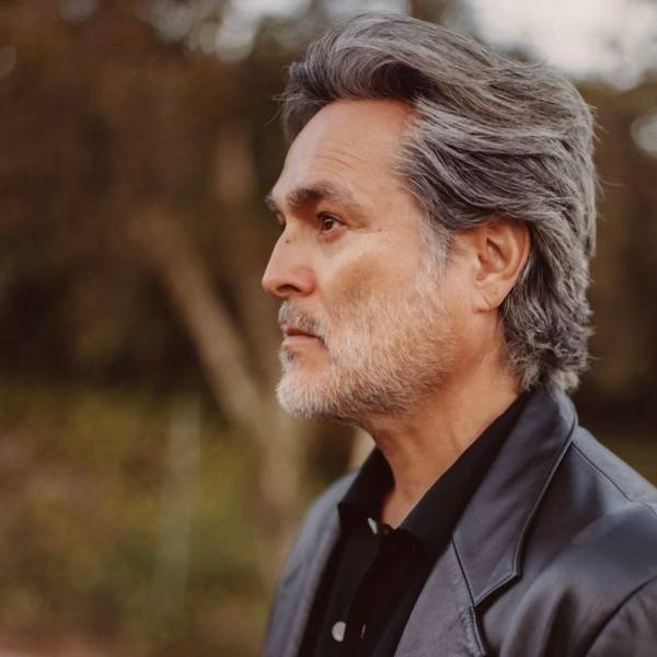 Eddie Chacon schaut im Profil nach links. Seine Haare sind grau und nach hinten gekämmt, sein kurz gestutzter Vollbart ist weiß.