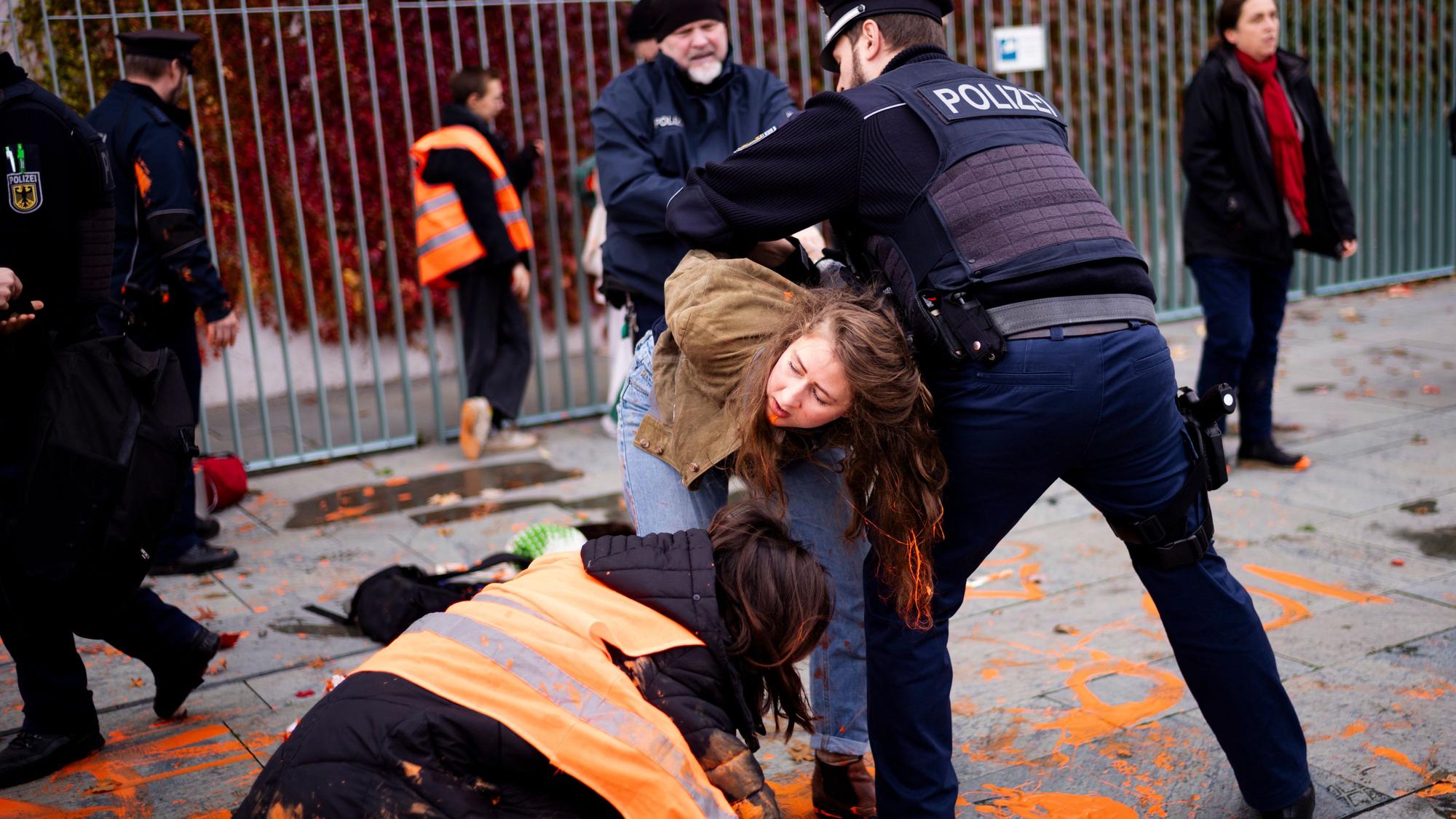 Die Polizei geht gegen Aktivisten der Letzten Generation vor.