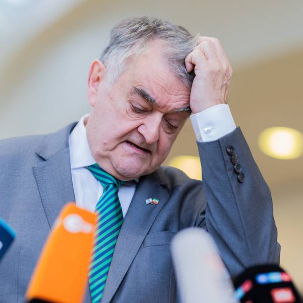 Herbert Reul (CDU), Innenminister von Nordrhein-Westfalen, spricht im Landtag. Der Terrorverdacht gegen einen Mann aus Duisburg und die zahlreichen Bombendrohungen im Zusammenhang mit dem Angriff auf Israel werden Thema im NRW-Parlament.