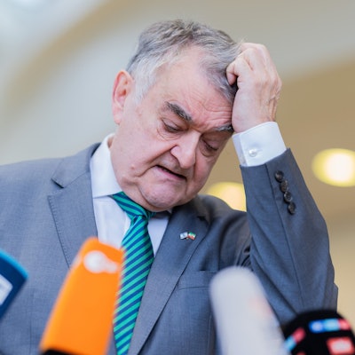 Herbert Reul (CDU), Innenminister von Nordrhein-Westfalen, spricht im Landtag. Der Terrorverdacht gegen einen Mann aus Duisburg und die zahlreichen Bombendrohungen im Zusammenhang mit dem Angriff auf Israel werden Thema im NRW-Parlament.