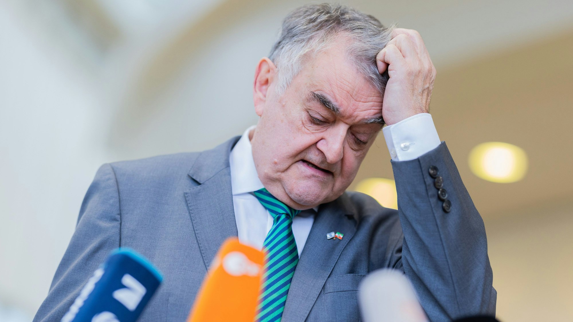 Herbert Reul (CDU), Innenminister von Nordrhein-Westfalen, spricht im Landtag. Der Terrorverdacht gegen einen Mann aus Duisburg und die zahlreichen Bombendrohungen im Zusammenhang mit dem Angriff auf Israel werden Thema im NRW-Parlament.