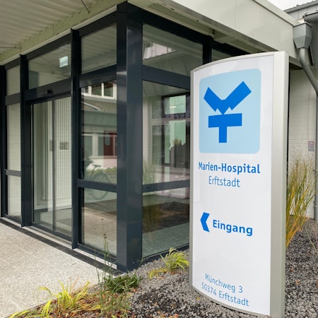 Zu sehen ist der Eingang eines Krankenhauses.
