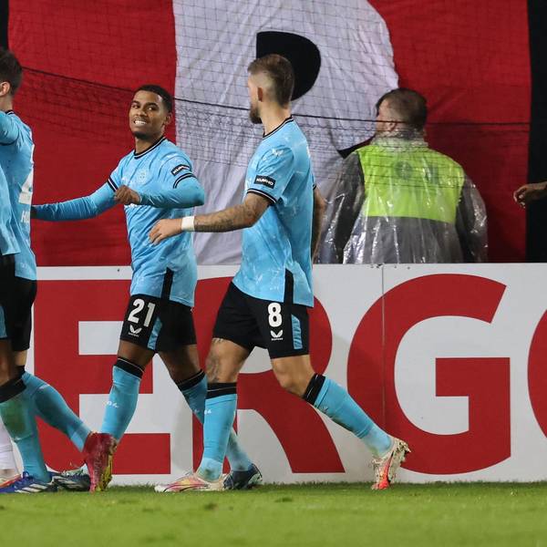 Leverkusener Jubel nach dem 2:1 durch Abwehrchef Jonathan Tah (2. v. links).