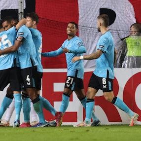 Leverkusener Jubel nach dem 2:1 durch Abwehrchef Jonathan Tah (2. v. links).