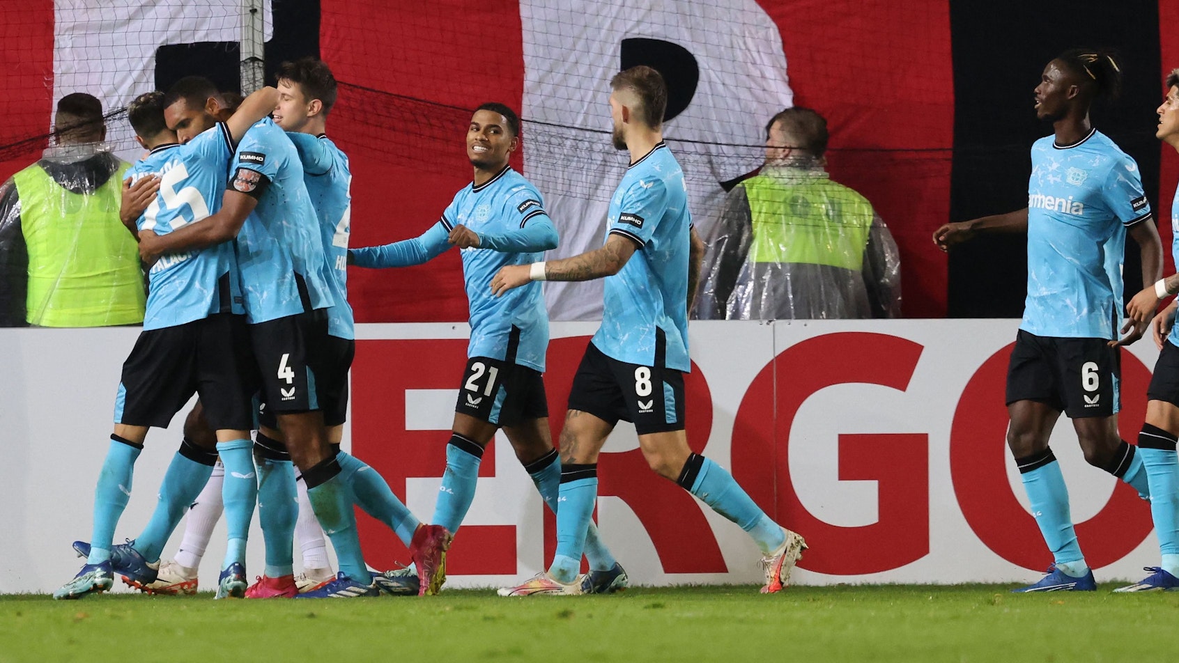 Leverkusener Jubel nach dem 2:1 durch Abwehrchef Jonathan Tah (2. v. links).