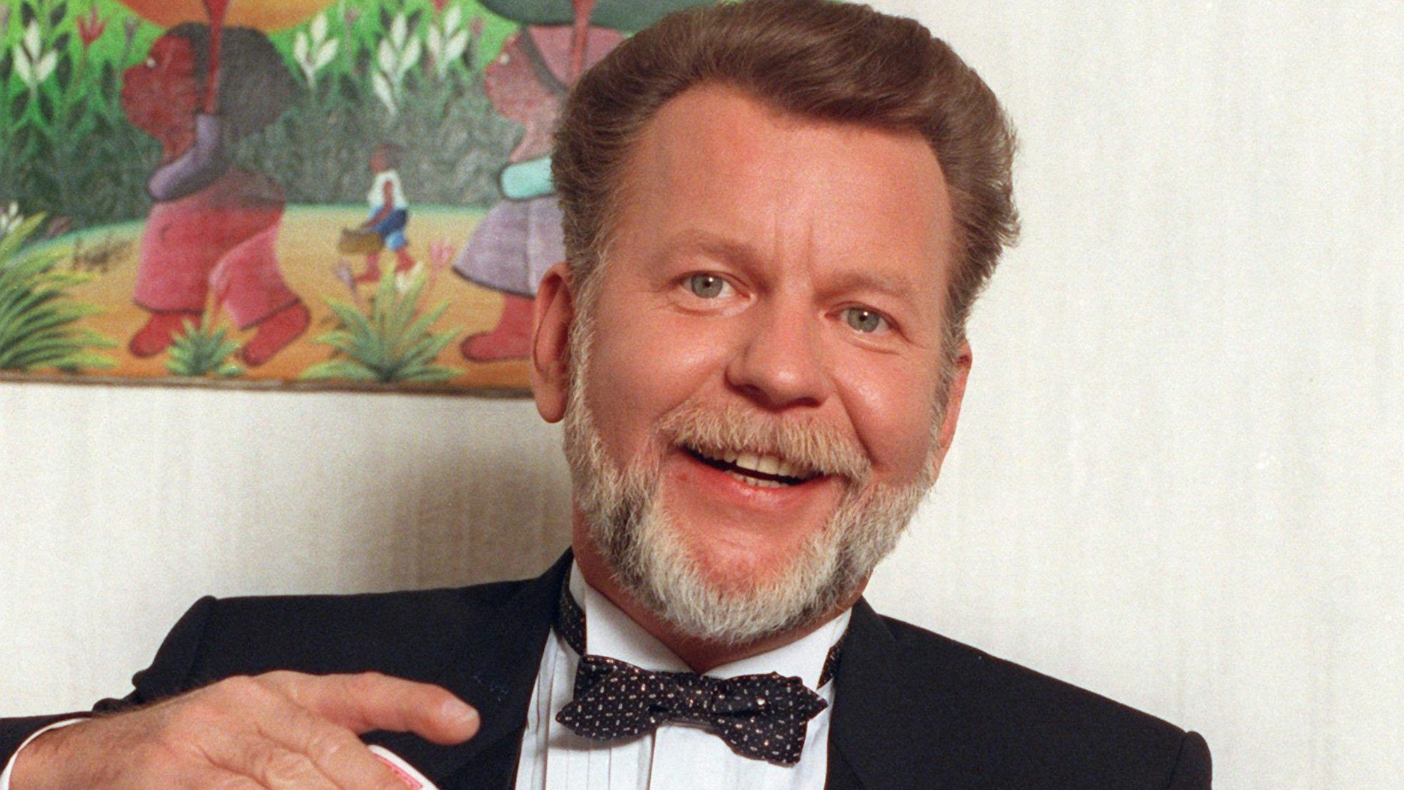 Zauberkünstler Peter Kersten zeigt einen Kartentrick.