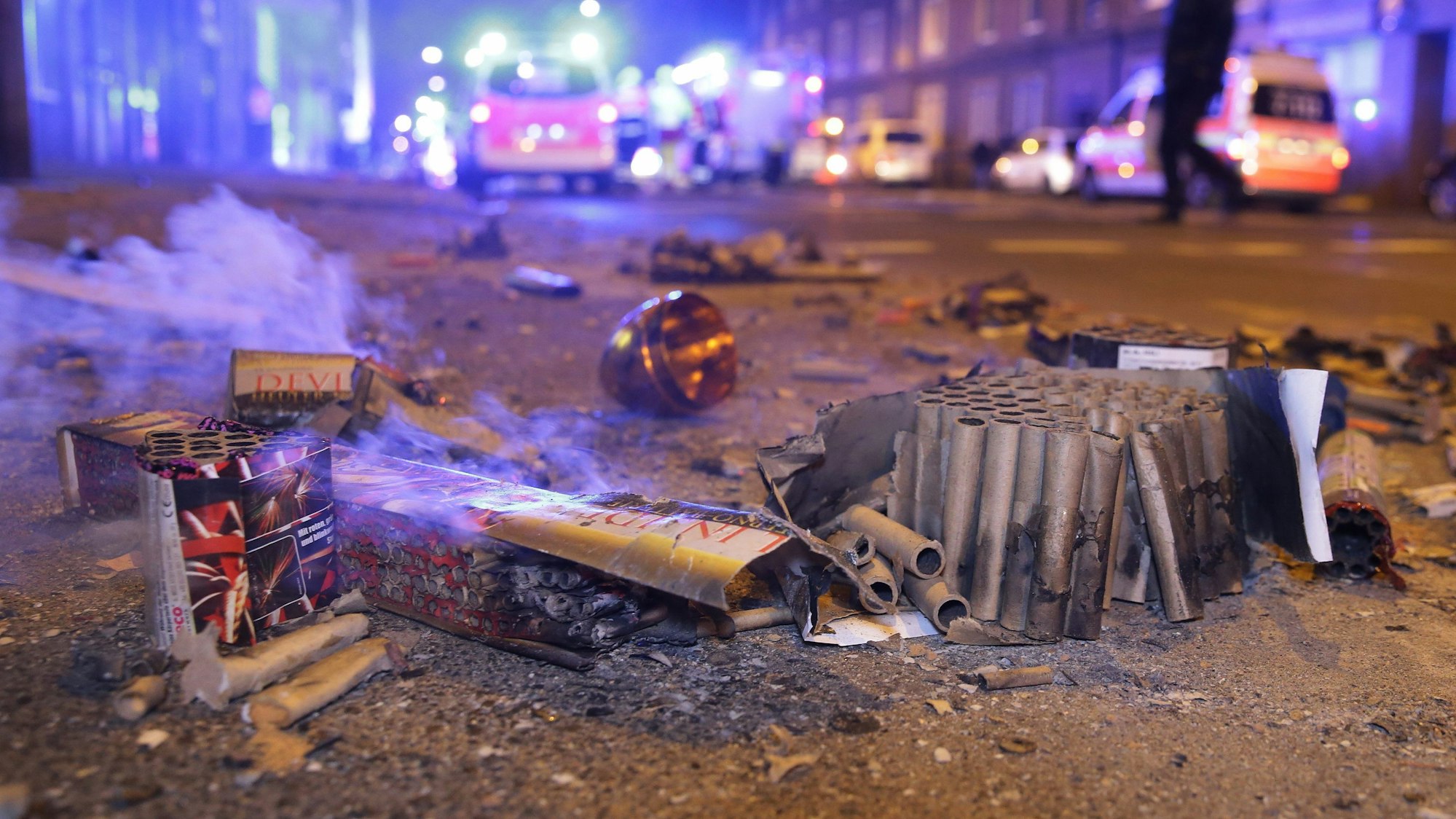 Abgebrannte Böller liegen auf der Straße.