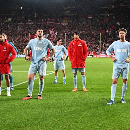 Nach dem 2:3 und Pokal-Aus in Kaiserslautern stehen die Spieler des 1. FC Köln enttäuscht auf dem Platz.