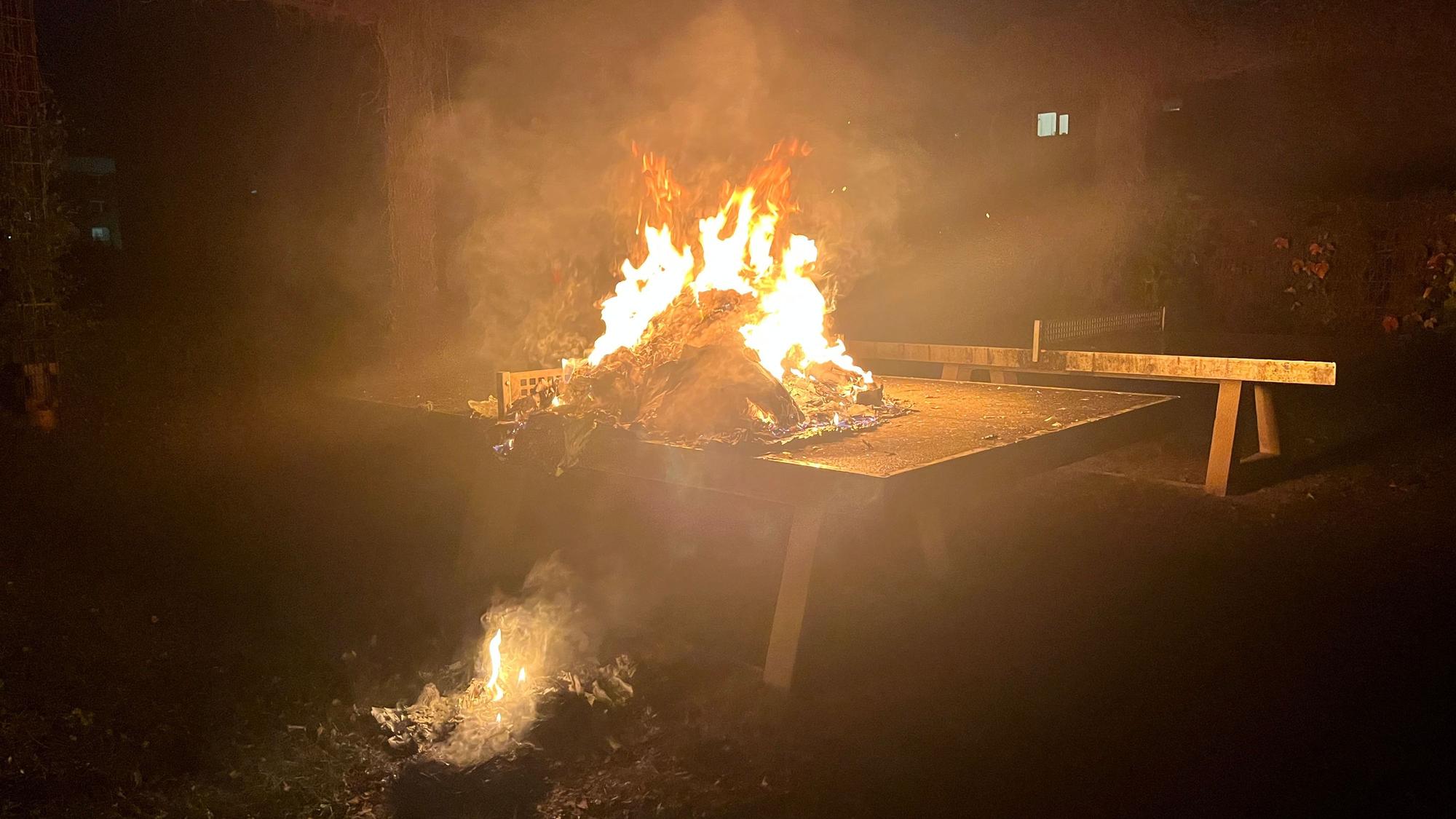 Auf einer Tischtennisplatte war eine Papiertonne in Flammen aufgegangen.