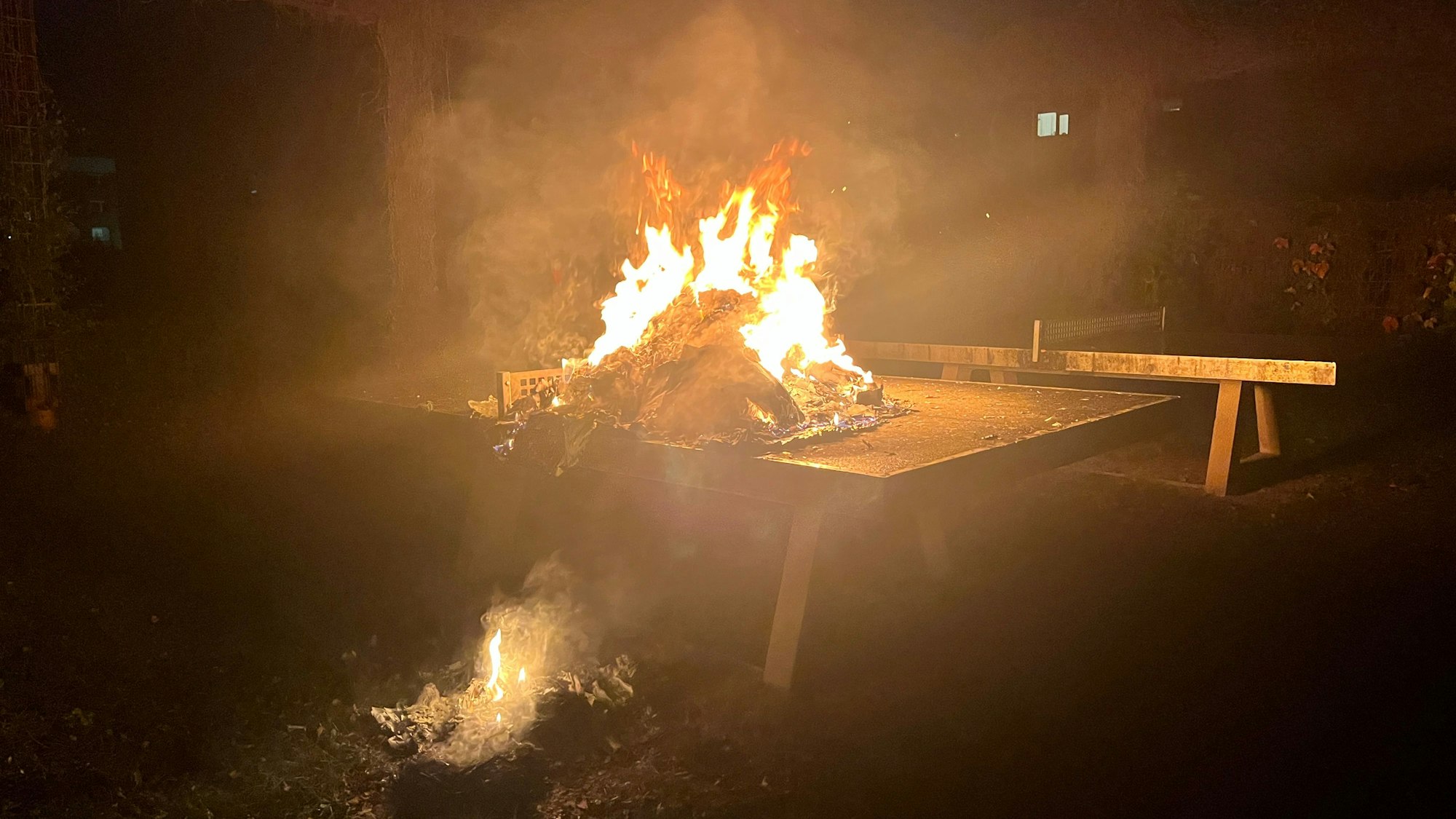 Auf einer Tischtennisplatte war eine Papiertonne in Flammen aufgegangen.