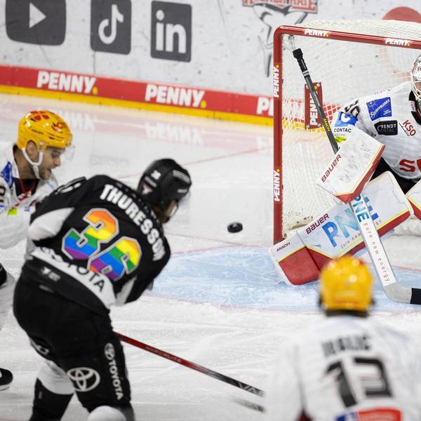 Andreas Thuresson mit der Rückennummer 36 schießt den Puck Richtung Tor der Fischtown Punguins.