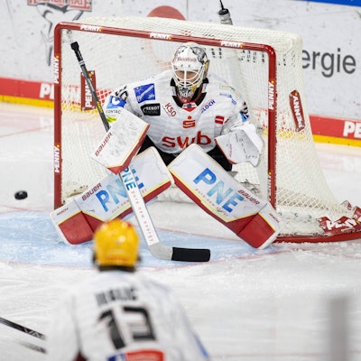 Andreas Thuresson mit der Rückennummer 36 schießt den Puck Richtung Tor der Fischtown Punguins.