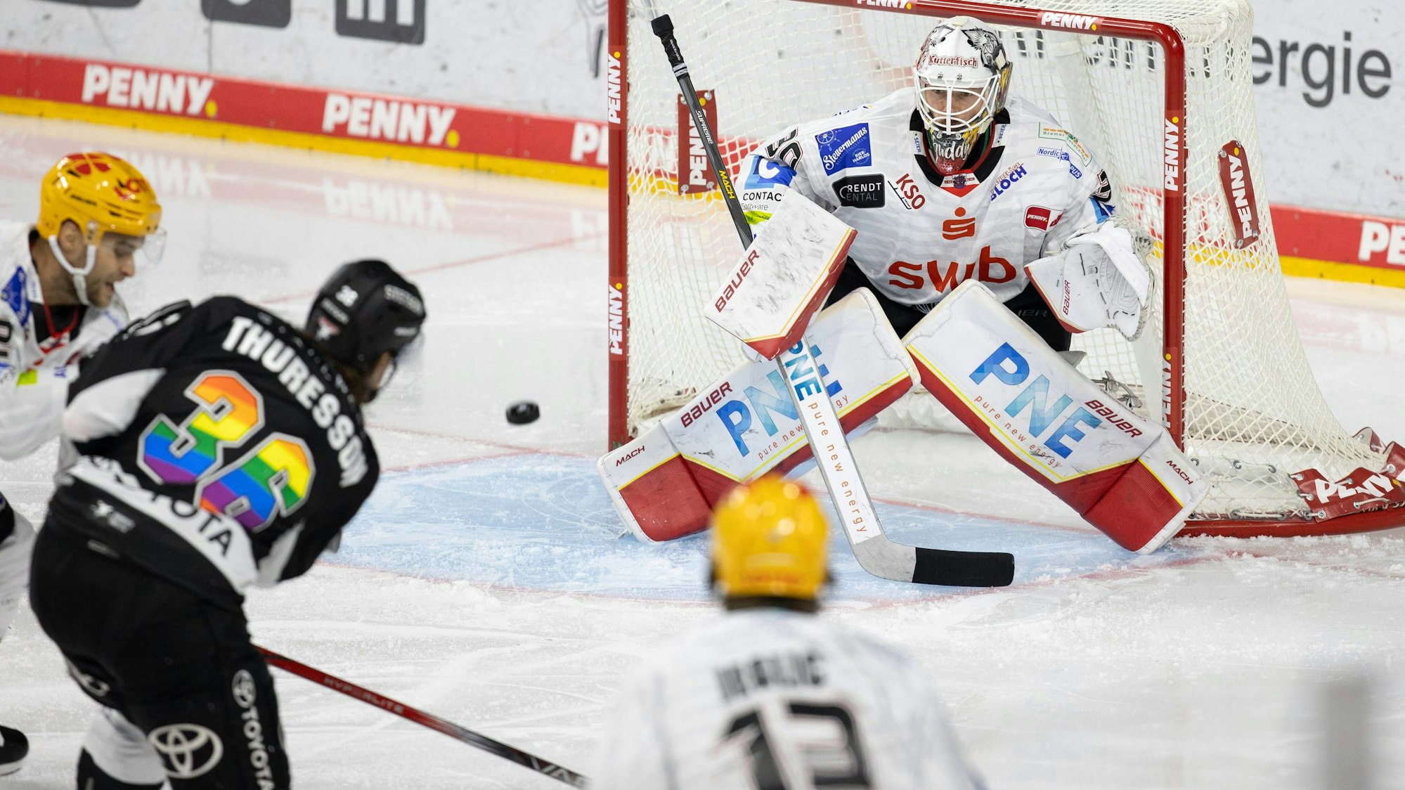 Andreas Thuresson mit der Rückennummer 36 schießt den Puck Richtung Tor der Fischtown Punguins.