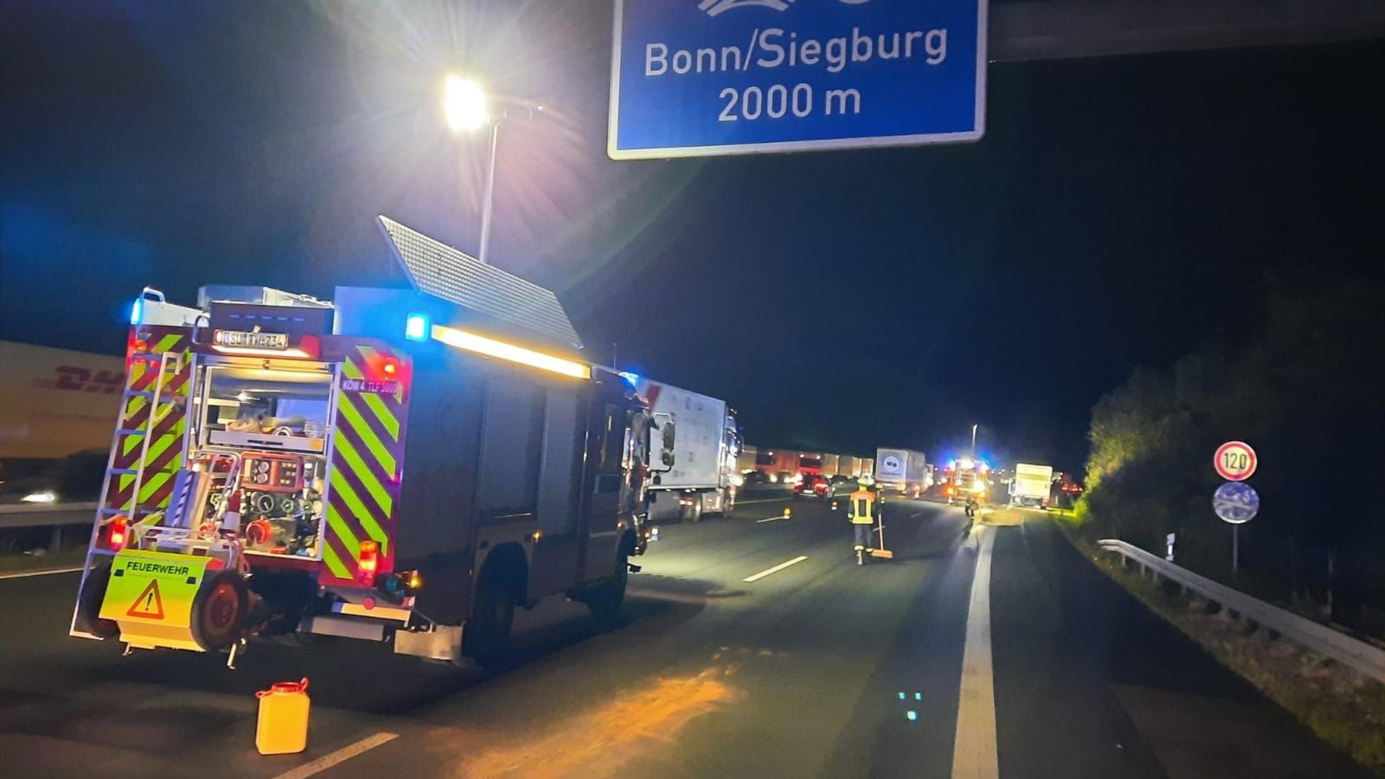 Ein Transporter und mehrere Autos fuhren am Dienstag kurz vor Mitternacht in eine Rotte von Wildschweinen. Zwei Menschen erlitten leichte Verletzungen.
