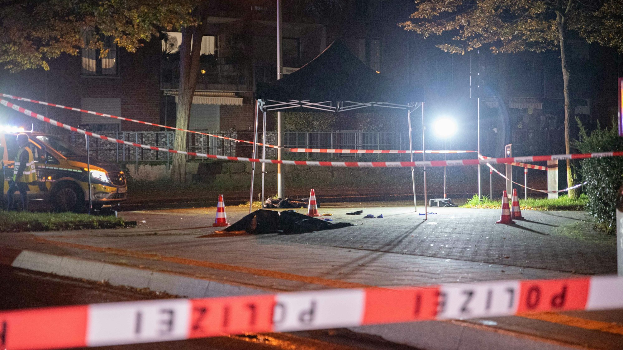 Absperrband der Polizei markiert den Ort, an dem die Kölner Polizei auf einen 16-Jährigen geschossen hat.