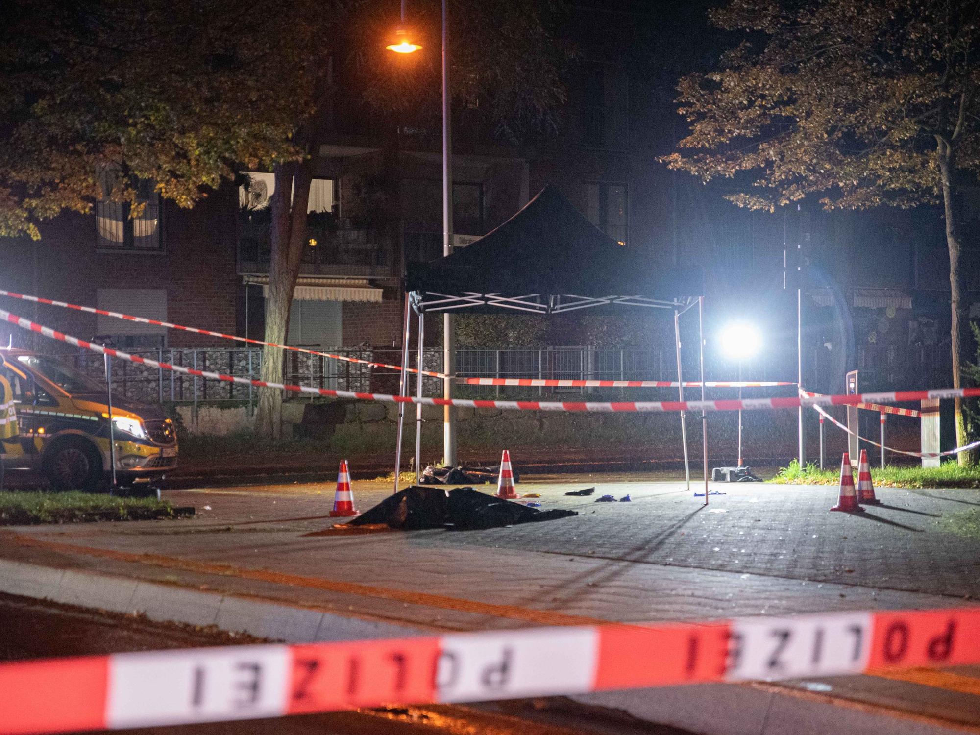Absperrband der Polizei markiert den Ort, an dem die Polizei auf einen 16-Jährigen geschossen hat. Zeugen hatten die Polizei alarmiert, weil der Jugendliche mehrere Menschen mit einem Messer bedroht haben soll.