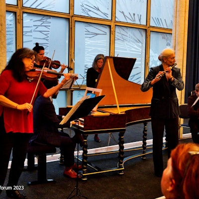 Das Neue Orchester unter der Leitung von Andrea Keller spielt Bach