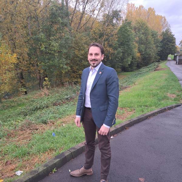 Matthias Großgarten, SPD-Kandidat bei der Niederkasseler Bürgermeisterwahl am 26. November, steht im Erholungsgebiet Rheidter Werth.