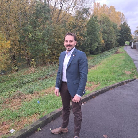 Matthias Großgarten, SPD-Kandidat bei der Niederkasseler Bürgermeisterwahl am 26. November, steht im Erholungsgebiet Rheidter Werth.