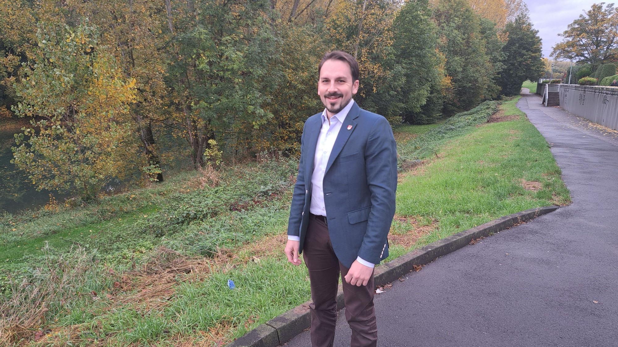 Matthias Großgarten, SPD-Kandidat bei der Niederkasseler Bürgermeisterwahl am 26. November, steht im Erholungsgebiet Rheidter Werth.