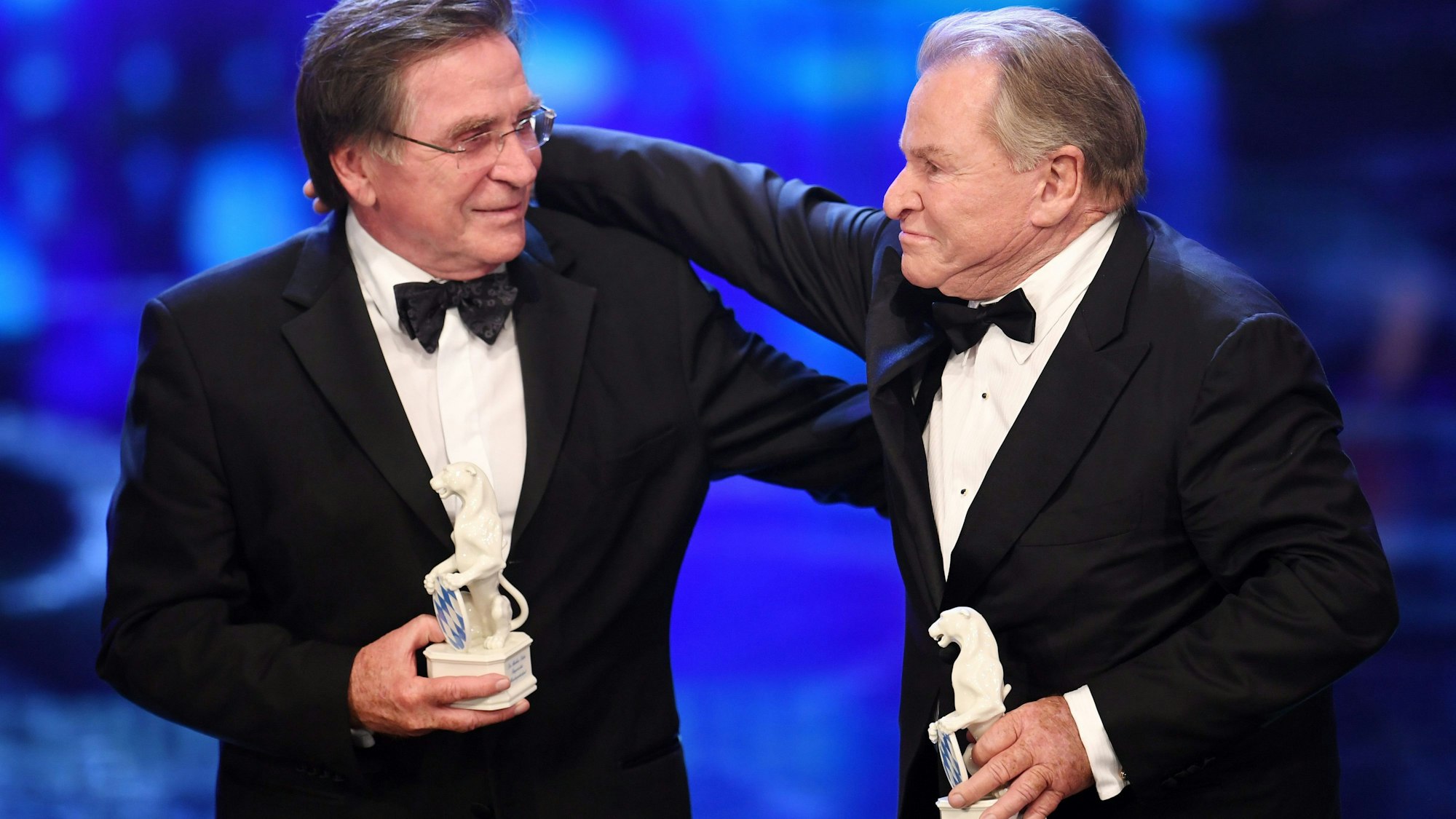 Elmar Wepper (l) und Fritz Wepper erhalten bei der Verleihung des Bayerischen Fernsehpreises im Prinzregententheater die Trophäe, den Blauen Panther.