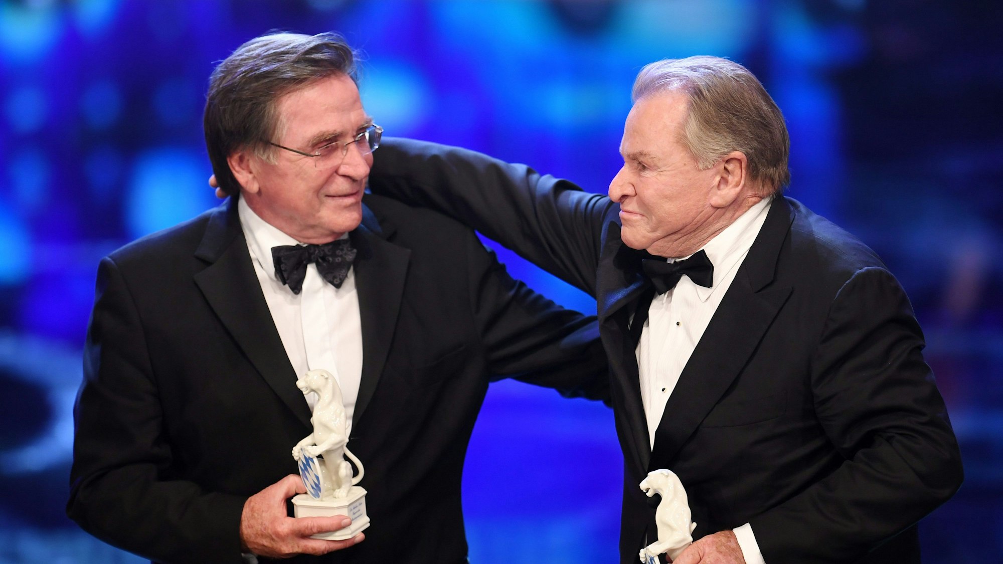 Elmar Wepper (l), Schauspieler und Fritz Wepper, Schauspieler, erhalten bei der Verleihung des Bayerischen Fernsehpreises im Prinzregententheater die Trophäe, den Blauen Panther.