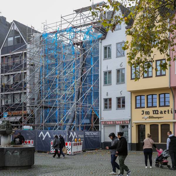 Das Dach und die oberen Stockwerke der Giebelhäuschen sind bereits abgebaut.