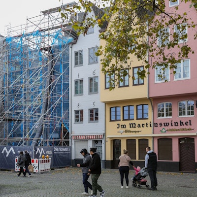 Das Dach und die oberen Stockwerke der Giebelhäuschen sind bereits abgebaut.