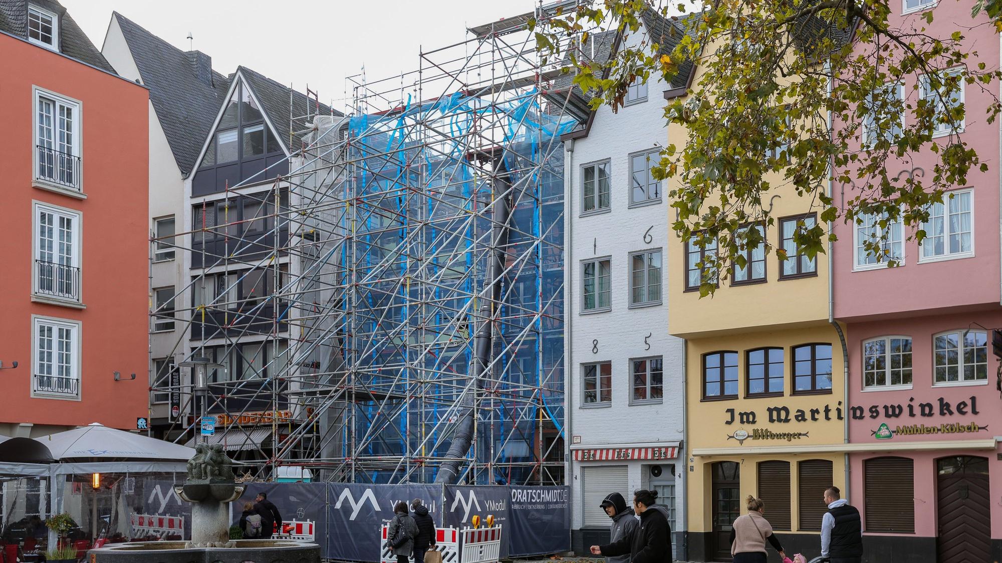 Das Dach und die oberen Stockwerke der Giebelhäuschen sind bereits abgebaut.