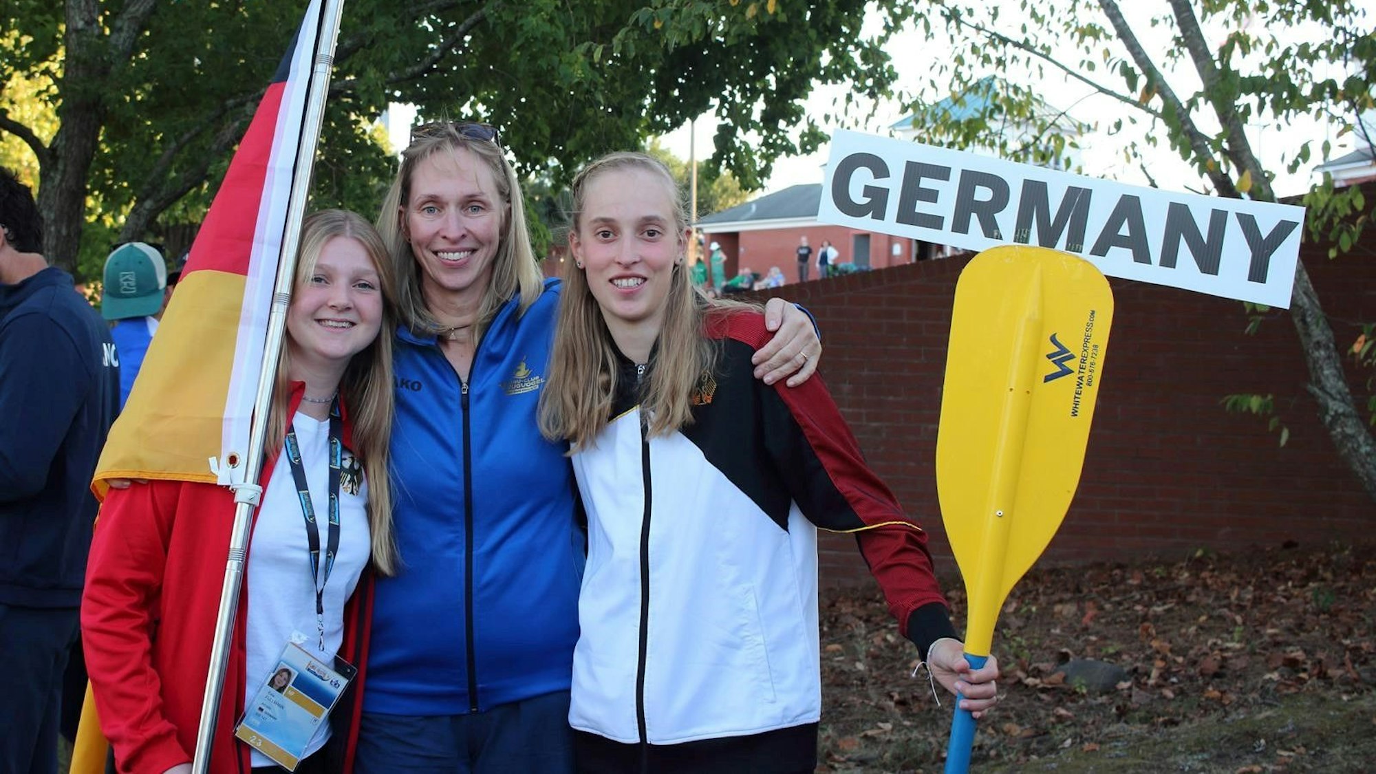 Esta (l.) und Naya mit ihrer Trainerin Sylvia Daruwala