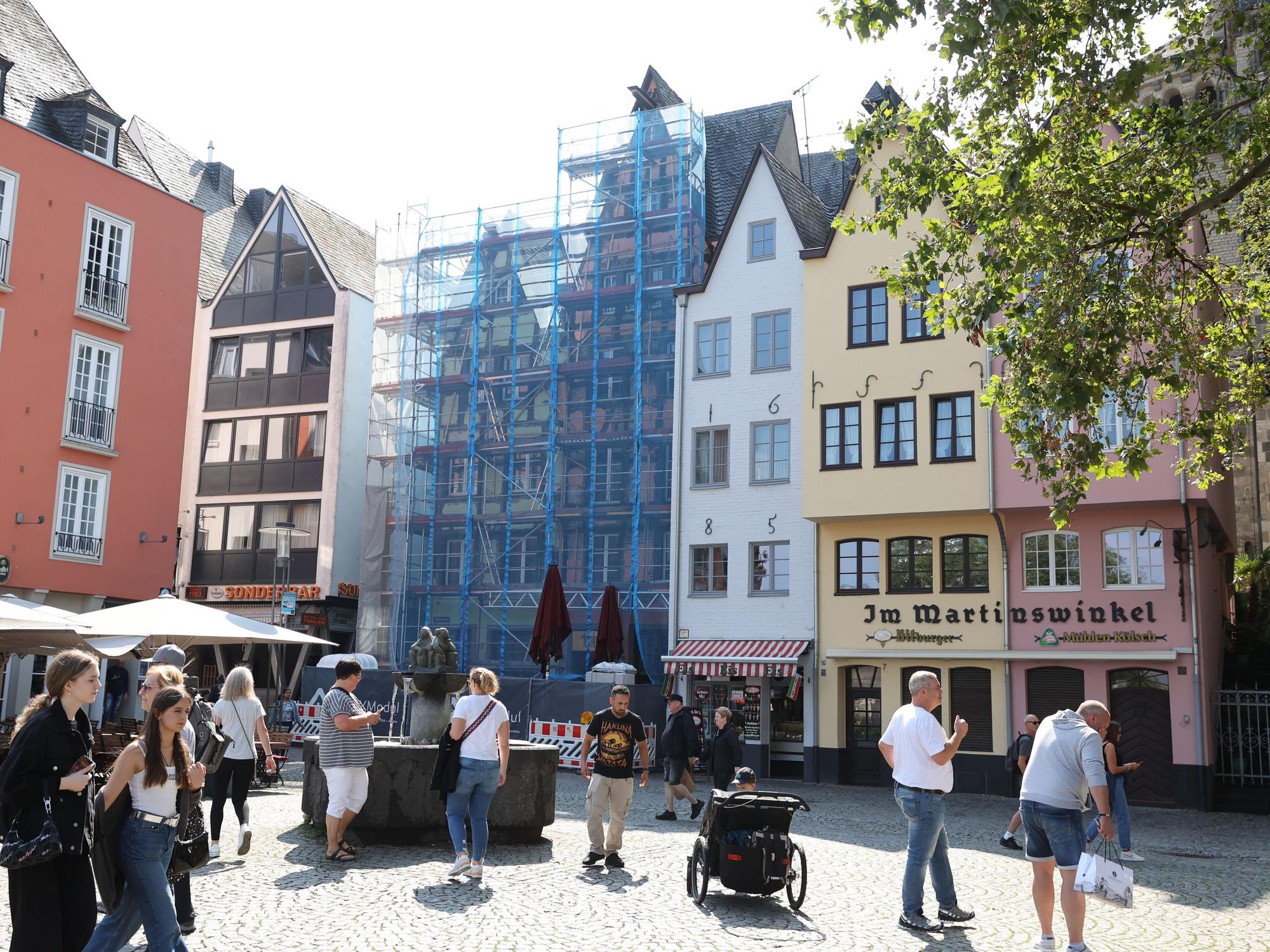 Bereits im Sommer wurde ein Gerüst vor die Giebelhäuschen gebaut.
