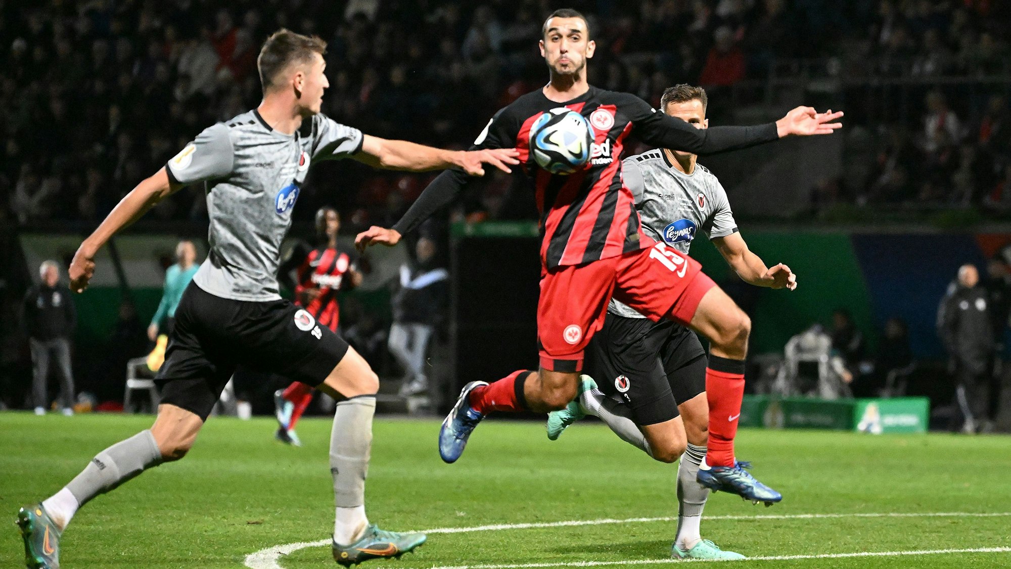 01.11.2023, xjhx, Fussball DFB Pokal 2.Runde, Viktoria Koeln - Eintracht Frankfurt emspor, v.l. Christoph Greger Viktoria Koeln Ellyes Skhiri of Eintracht Frankfurt Michael Schultz Viktoria Koeln Zweikampf, Aktion, action, battle for the ball DFL/DFB REGULATIONS PROHIBIT ANY USE OF PHOTOGRAPHS as IMAGE SEQUENCES and/or QUASI-VIDEO Koeln *** 01 11 2023, xjhx, football DFB Pokal 2 round, Viktoria Koeln Eintracht Frankfurt emspor, v l Christoph Greger Viktoria Koeln Ellyes Skhiri of Eintracht Frankfurt Michael Schultz Viktoria Koeln duel, action, battle for the ball DFL DFB REGULATIONS PROHIBIT ANY USE OF PHOTOGRAPHS as IMAGE SEQUENCES and or QUASI VIDEO Koeln