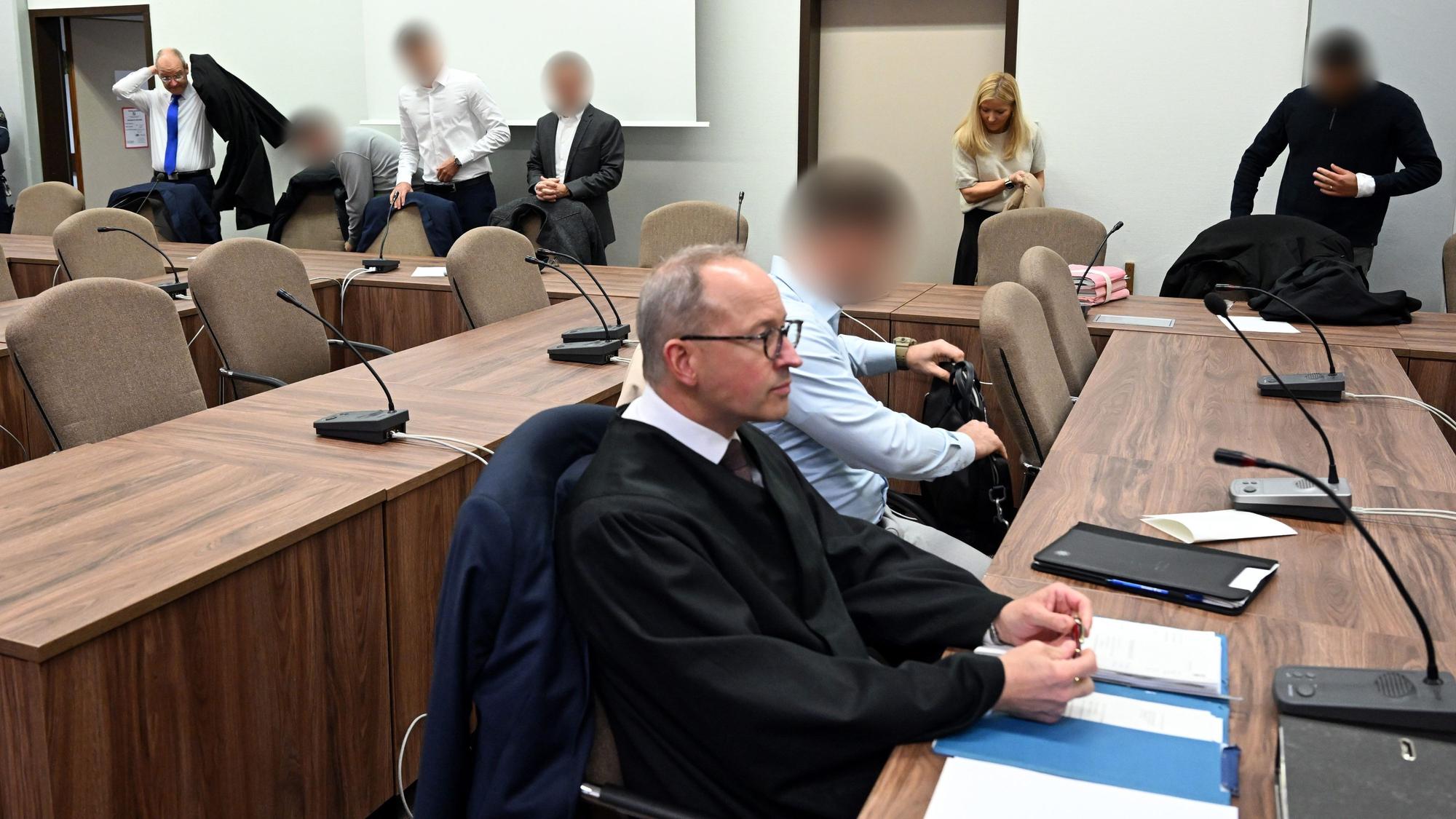 Die Polizisten standen unter anderem wegen gemeinschaftlicher gefährlicher Körperverletzung im Amt vor dem Kölner Landgericht.