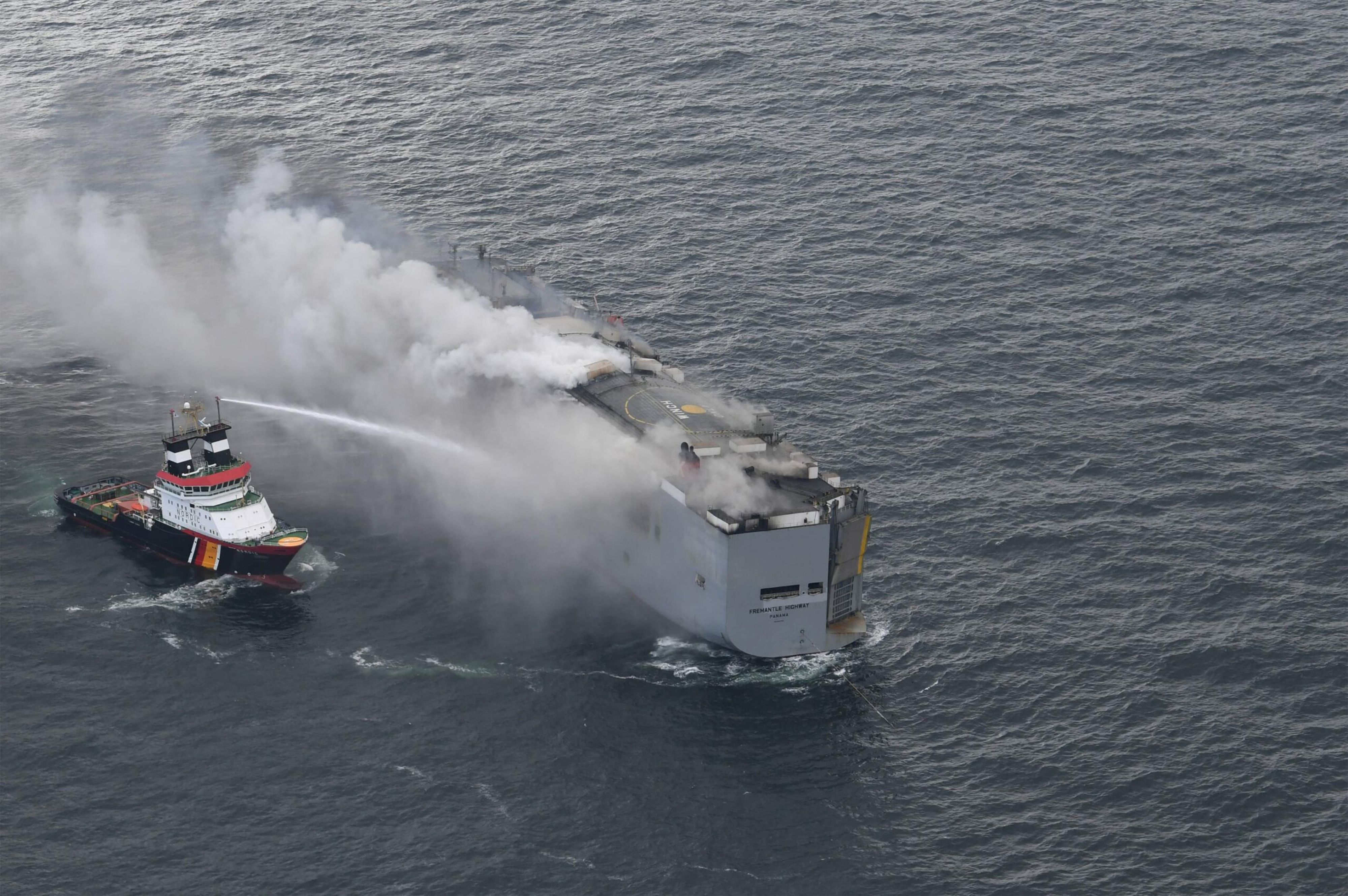 Dieses von der niederländischen Küstenwache am 26. Juli 2023 veröffentlichte Handout-Foto zeigt ein Feuer an Bord des in Panama registrierten Autotransporters Fremantle Highway vor der Küste der nordniederländischen Insel Ameland. Niederländische Feuerwehrleute kämpften am 27. Juli 2023 einen zweiten Tag lang gegen einen Brand auf einem Frachtschiff vor der niederländischen Küste, der vermutlich durch Elektroautos ausgelöst wurde.