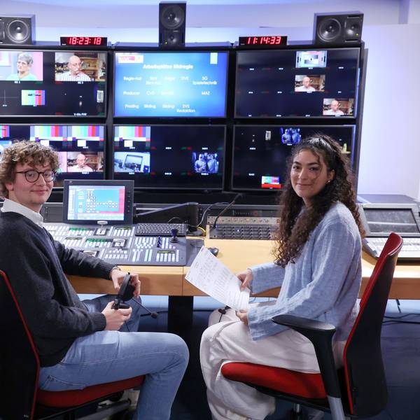 02.11.2023
Köln:
Die Agentur für Arbeit zieht gemeinsam mit Handwerkskammer und IHK Bilanz zum diesjährigen Ausbildungsjahr in den MMC Studios.
Marius Dimke
Johannes Frommhold
Maja Tabatabaei
Foto: Martina Goyert