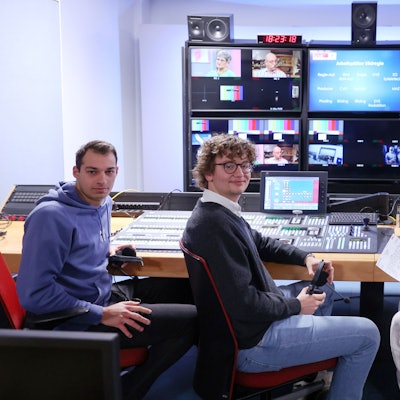 02.11.2023
Köln:
Die Agentur für Arbeit zieht gemeinsam mit Handwerkskammer und IHK Bilanz zum diesjährigen Ausbildungsjahr in den MMC Studios.
Marius Dimke
Johannes Frommhold
Maja Tabatabaei
Foto: Martina Goyert