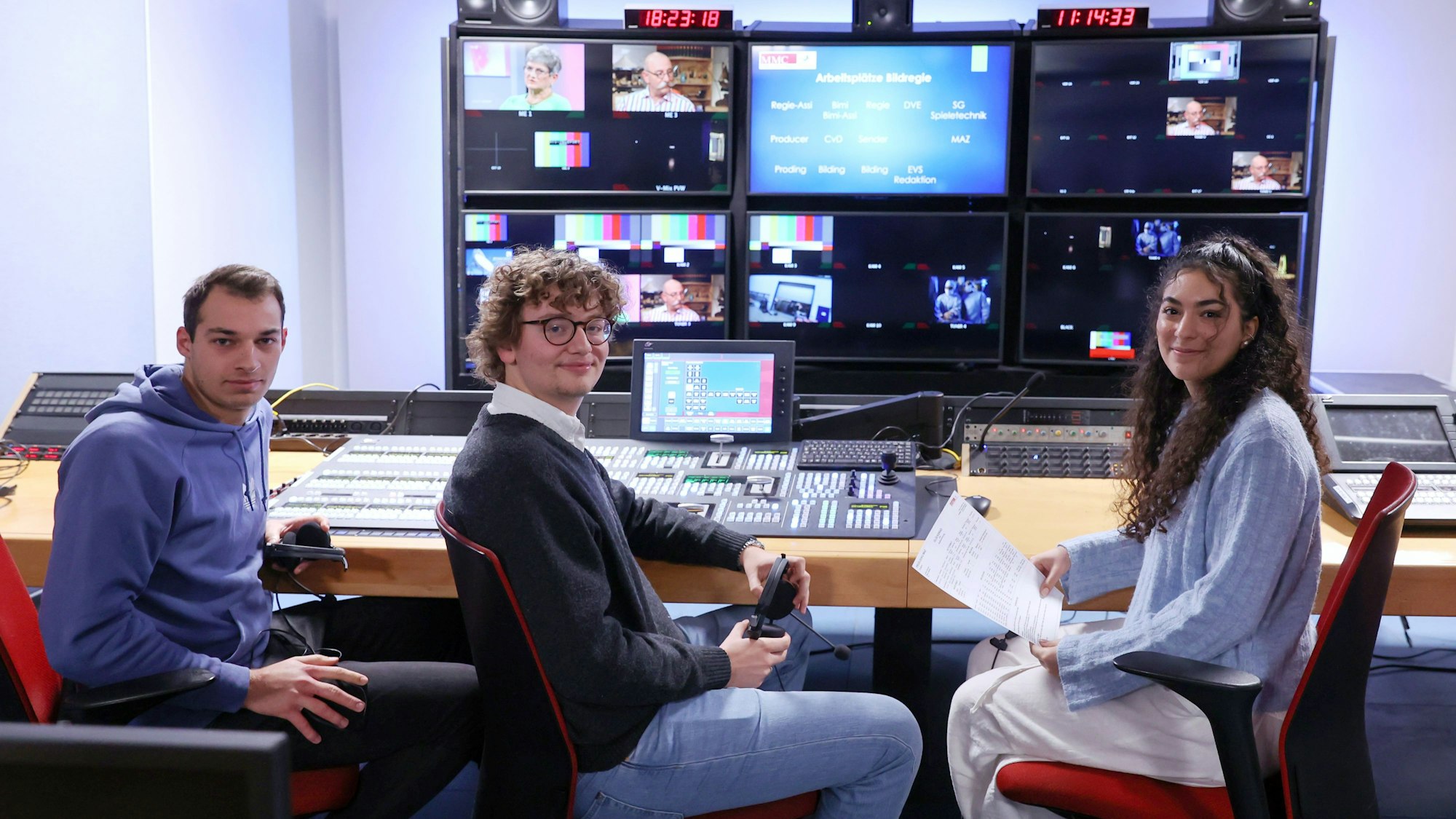 02.11.2023
Köln:
Die Agentur für Arbeit zieht gemeinsam mit Handwerkskammer und IHK Bilanz zum diesjährigen Ausbildungsjahr in den MMC Studios.
Marius Dimke
Johannes Frommhold
Maja Tabatabaei
Foto: Martina Goyert