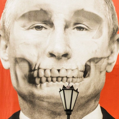 Eine Karikatur von Wladimir Putin hängt gegenüber der russischen Botschaft im lettischen Riga. Um den Kremlchef gab es zuletzt Todesgerüchte. (Archivbild)