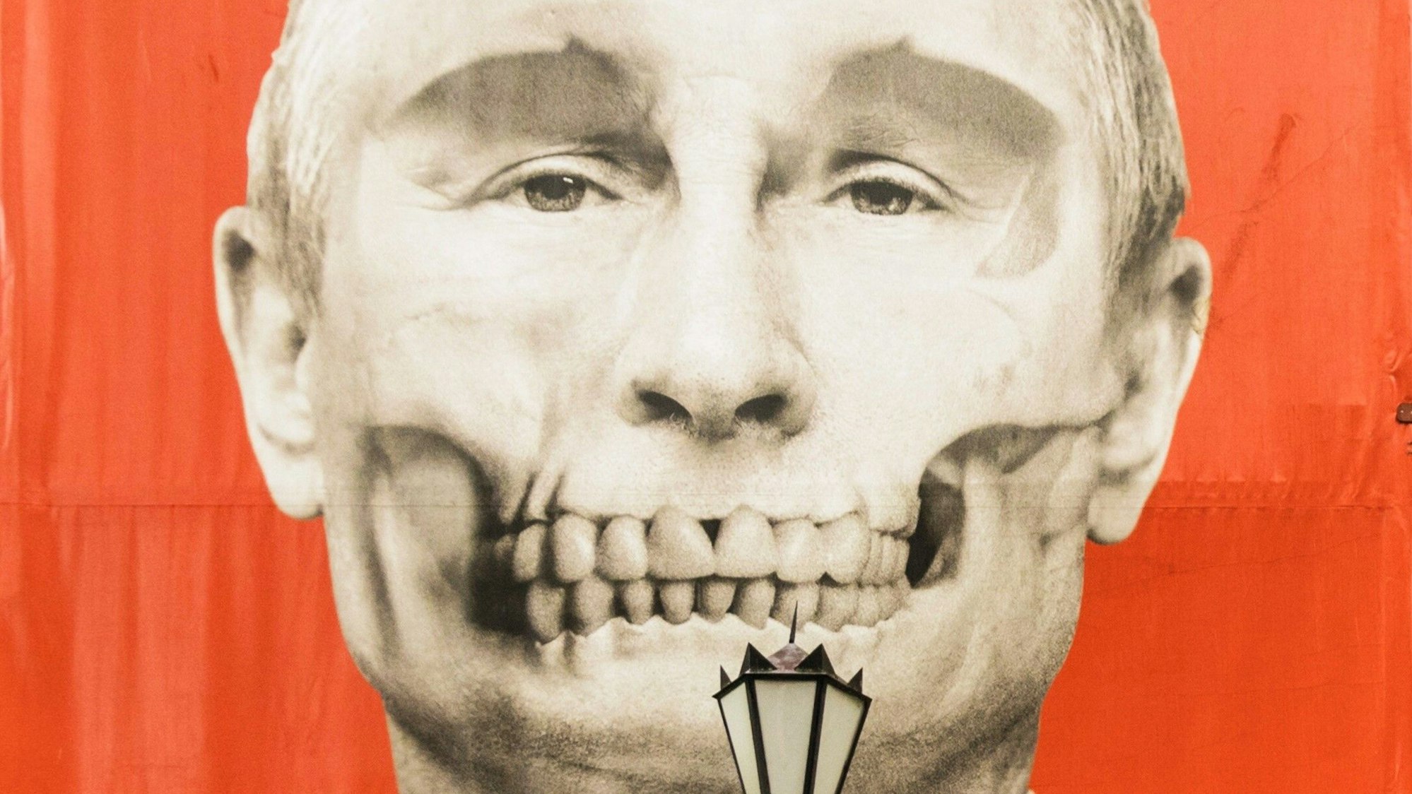 Eine Karikatur zeigt Kremlchef Wladimir Putin im lettischen Riga. Putin hat nicht nur einen tödlichen Krieg entfesselt. Auch Todesgerüchte ranken sich immer wieder um den Kremlchef. (Archivbild)