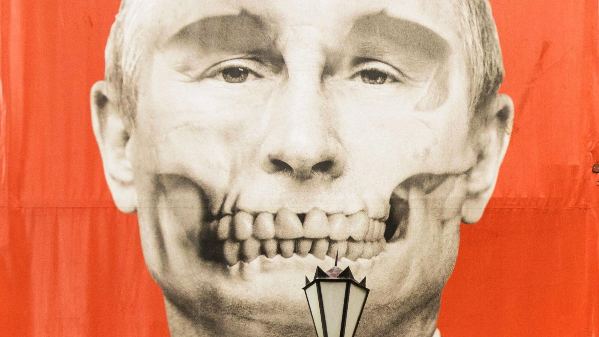 Eine Karikatur von Wladimir Putin hängt gegenüber der russischen Botschaft im lettischen Riga. Um den Kremlchef gab es zuletzt Todesgerüchte. (Archivbild)