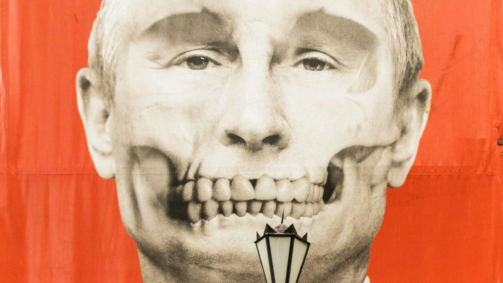 Eine Karikatur von Wladimir Putin hängt gegenüber der russischen Botschaft im lettischen Riga. Um den Kremlchef gab es zuletzt Todesgerüchte. (Archivbild)