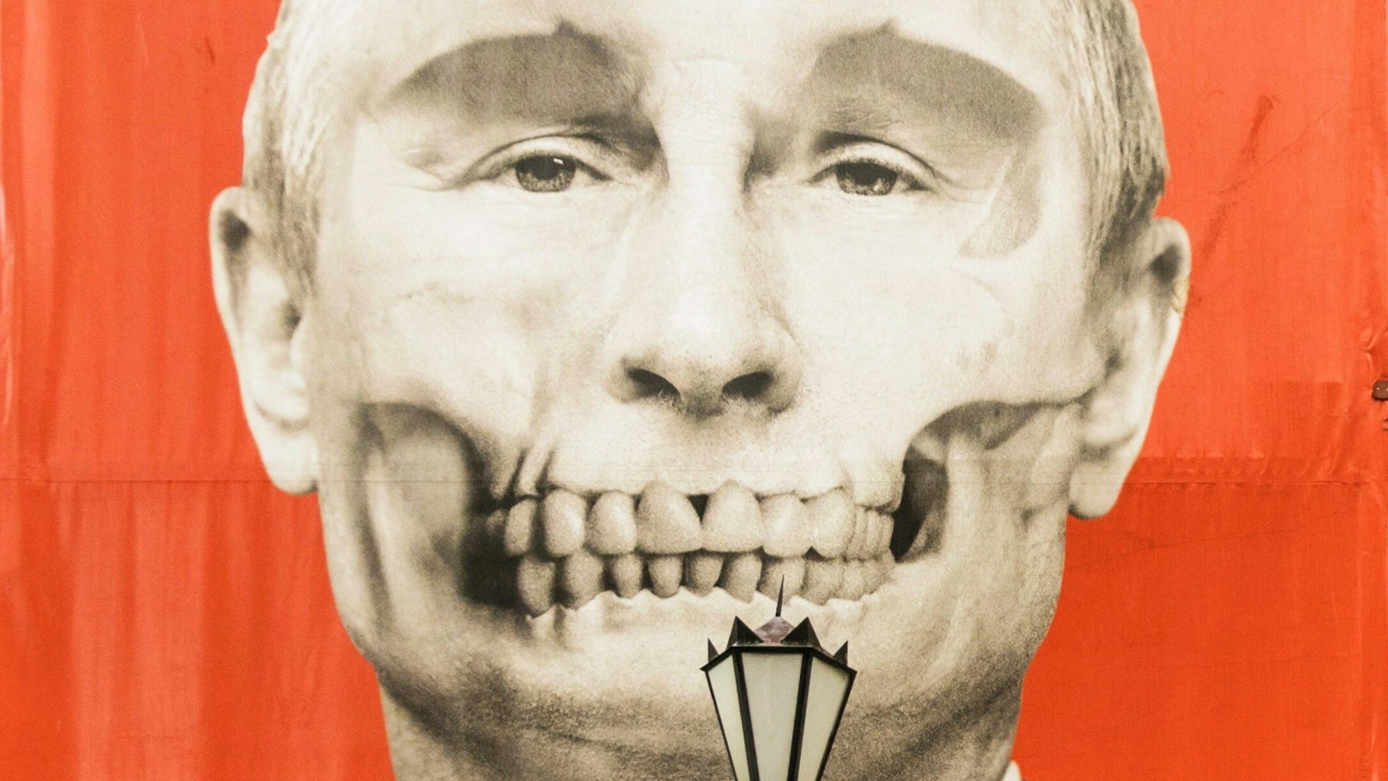 Eine Karikatur von Wladimir Putin hängt gegenüber der russischen Botschaft im lettischen Riga. Um den Kremlchef gab es zuletzt Todesgerüchte. (Archivbild)