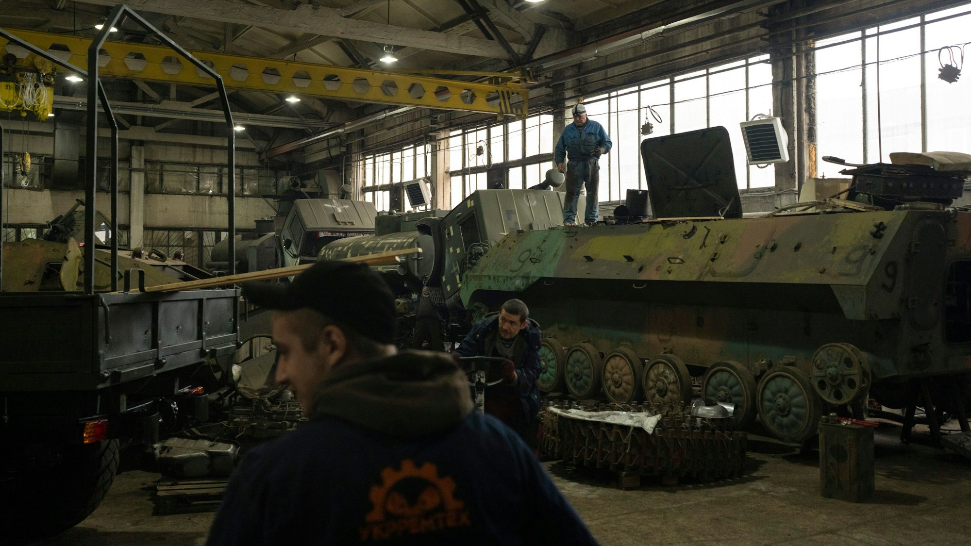 Ukrainische Mechaniker reparieren Panzer in einer Werkstatt nahe Kiew. Die Ukraine braucht die Militärfahrzeuge, um sich gegen Russlands Invasion zu stemmen und den Stellungskrieg aufzulösen.