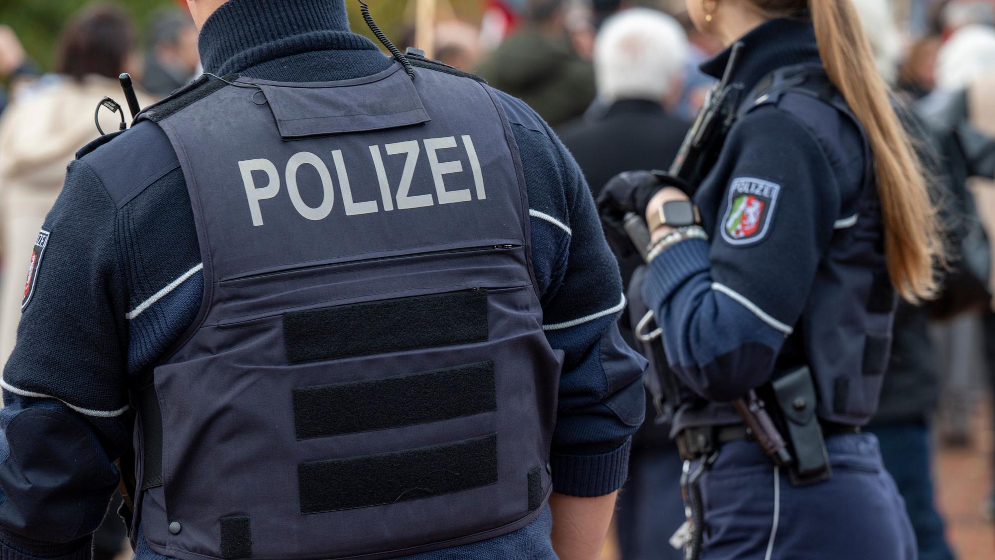 Polizistinnen und Polizisten in NRW im Einsatz. In Kaarst hat am Donnerstag ein Mann seine Ehefrau getötet und ist dann selbst an Verletzungen gestorben. (Symbolbild)