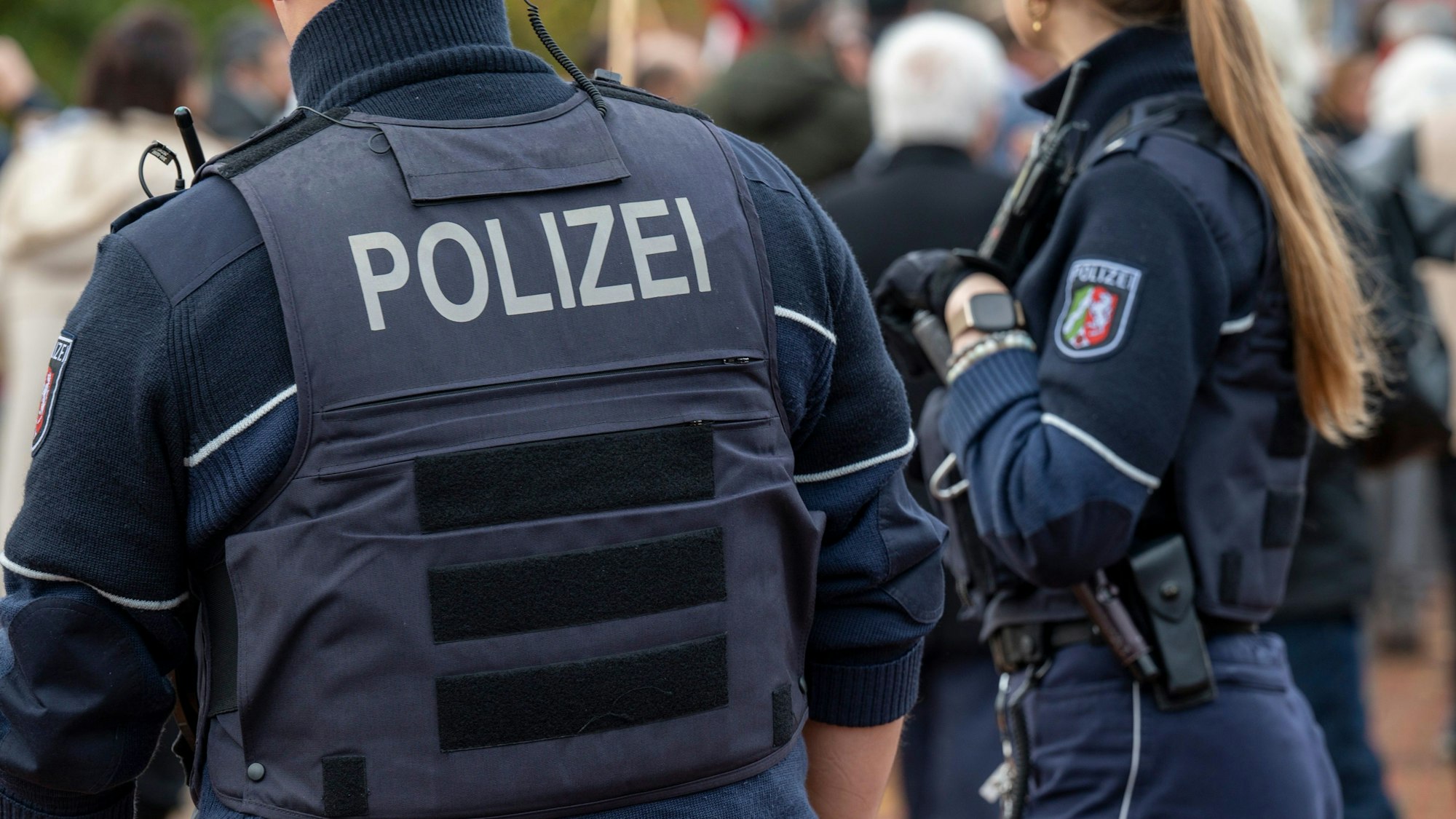 Polizistinnen und Polizisten in NRW im Einsatz. In Kaarst hat am Donnerstag ein Mann seine Ehefrau getötet und ist dann selbst an Verletzungen gestorben. (Symbolbild)