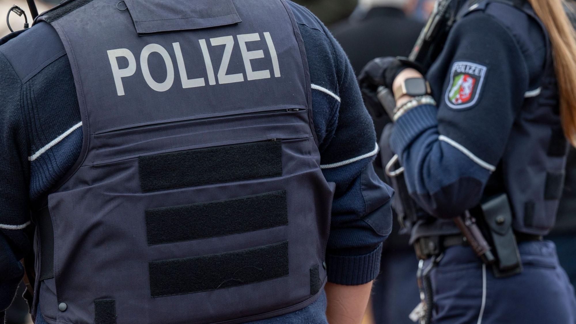 Das Foto zeigt zwei Polizisten im Einsatz.
