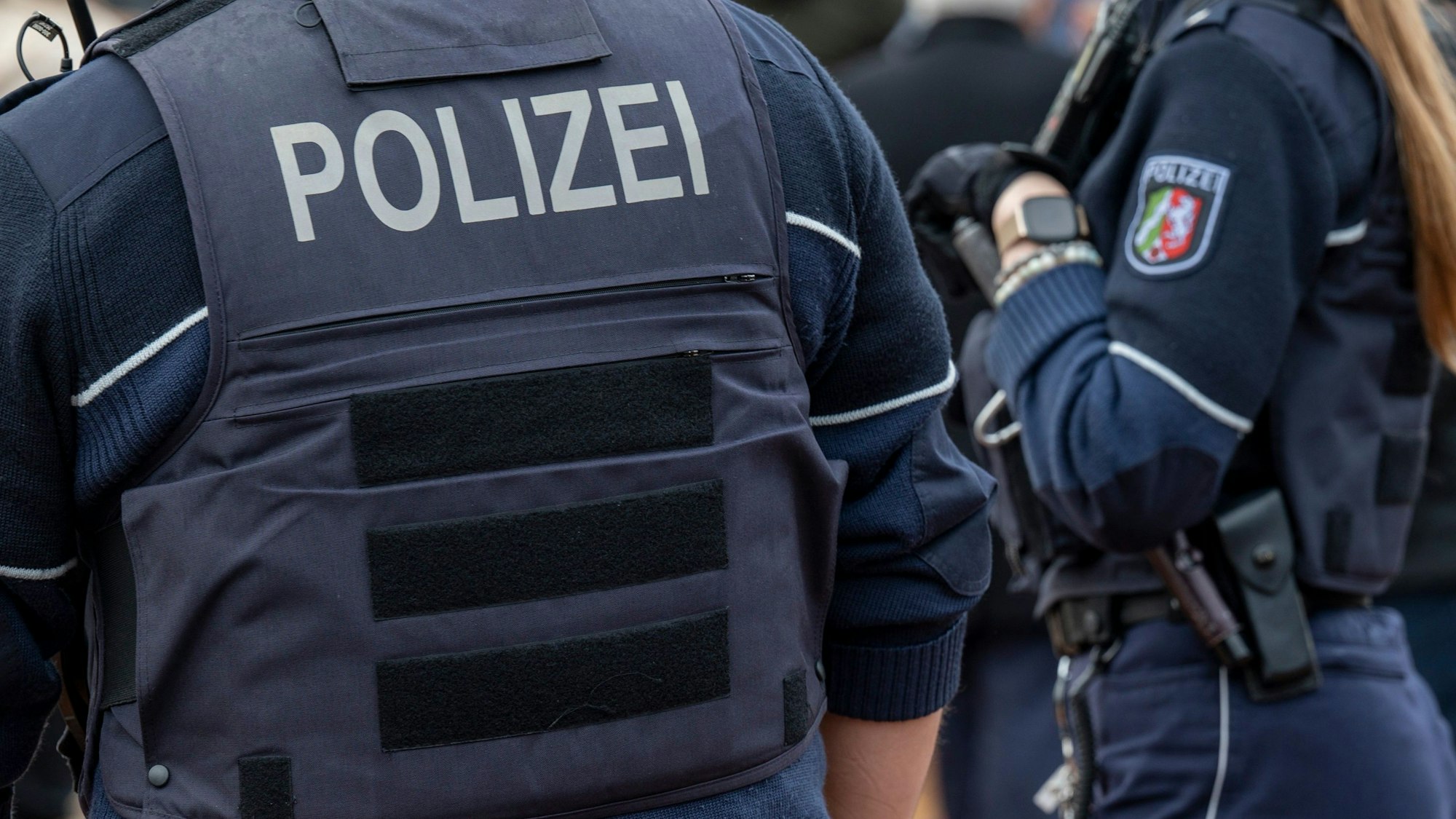 Das Foto zeigt zwei Polizisten im Einsatz.